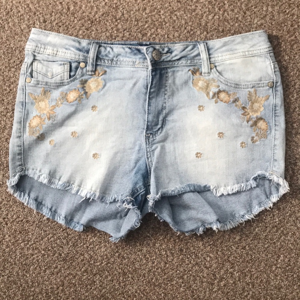 💥SALE💥 🔴2/$10 Rue21 Floral Embroidered Mid Rise Shorts